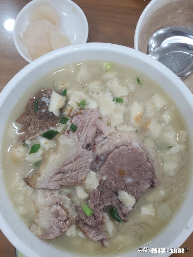 有外地人说吃西安的羊肉泡馍感觉像在吃浆糊，让人一秒没了食欲，不知道这该怎么怼回去