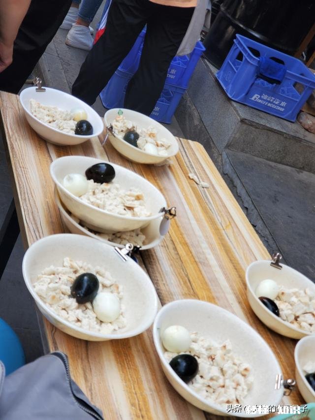 有外地人说吃西安的羊肉泡馍感觉像在吃浆糊，让人一秒没了食欲，不知道这该怎么怼回去