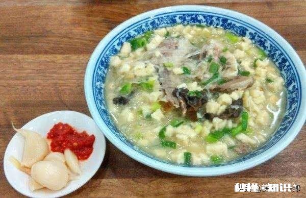 有外地人说吃西安的羊肉泡馍感觉像在吃浆糊，让人一秒没了食欲，不知道这该怎么怼回去