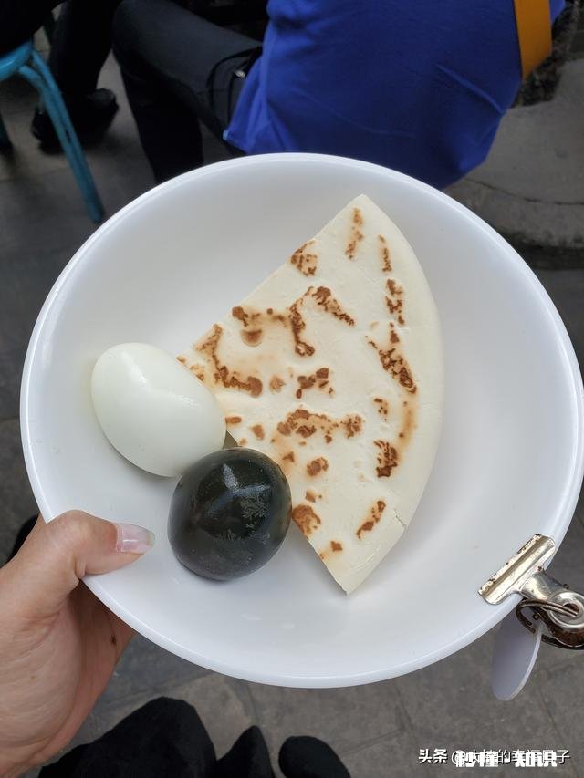 有外地人说吃西安的羊肉泡馍感觉像在吃浆糊，让人一秒没了食欲，不知道这该怎么怼回去