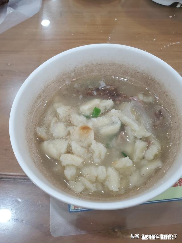 有外地人说吃西安的羊肉泡馍感觉像在吃浆糊，让人一秒没了食欲，不知道这该怎么怼回去