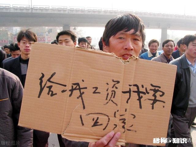 辞职了,公司一直拖欠工资,劳务局举报后仍不发工资,该怎么办