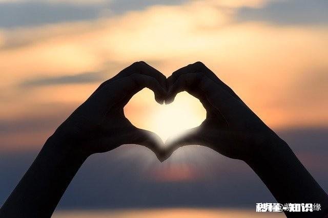 我七年的恋人最近对我生活不再关心,回复信息也是几个字,他变心了吗