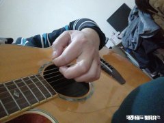 吉他扫弦的时候指甲声音大怎么办