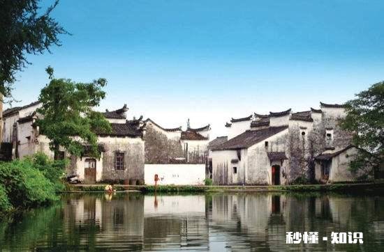 上联：羽扇轻摇，胜似东南西北风，下联如何对