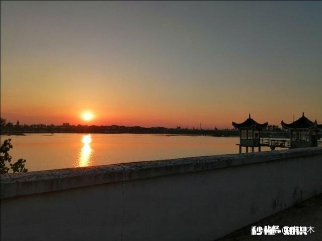 长江禁钓，内河有人承包。我想轻轻的问一句，我们到哪儿去钓鱼