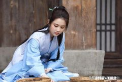 电影中有谈情说爱，你觉得现实中应该谈情说爱好还是谈钱说爱更现实