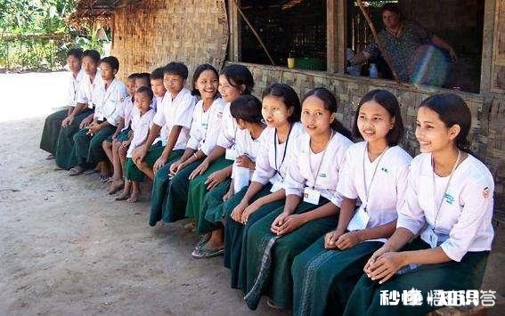 学校让买高价低配的校服，不买不行怎么办