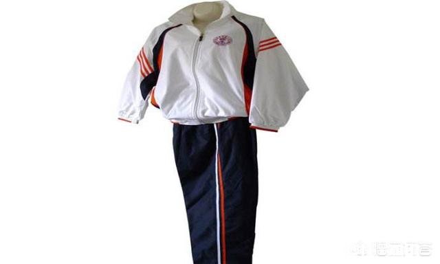 学校让买高价低配的校服，不买不行怎么办