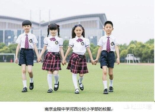 学校让买高价低配的校服，不买不行怎么办