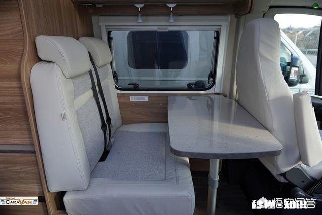 在长途行驶中，房车内部座椅用轿车座椅和房车专用座椅哪个更舒适
