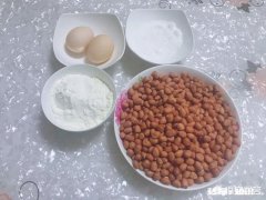 有三个小菜下酒，你会选哪种一去皮五香花生米。二切成丁的腊肉。三一块风干的鸭蛋黄