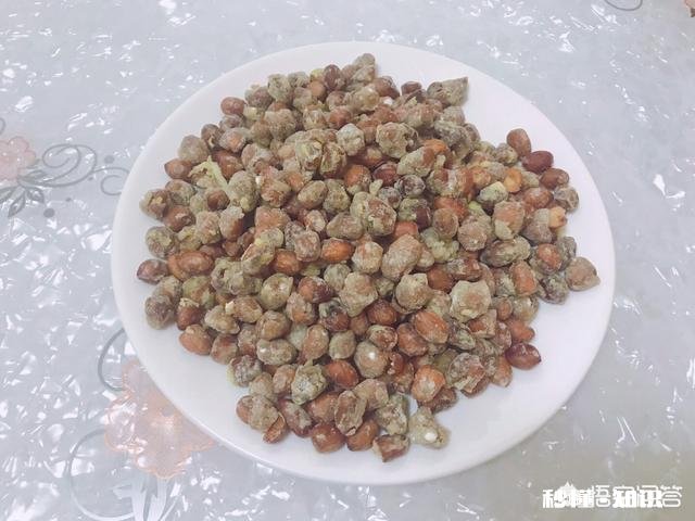 有三个小菜下酒，你会选哪种一去皮五香花生米。二切成丁的腊肉。三一块风干的鸭蛋黄