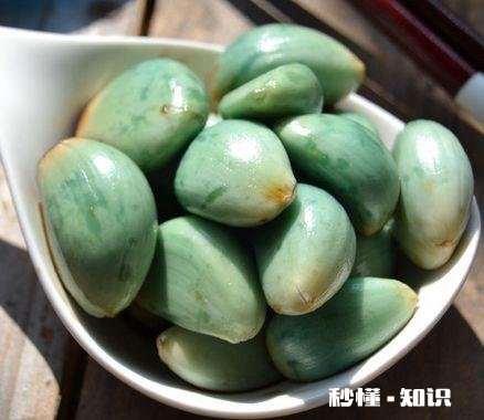 年过了,饺子吃了,腊八蒜还是白的怎么回事