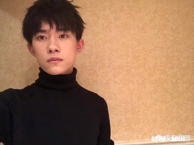 易烊千玺罕见发自拍，拍照姿势太独特，是和白敬亭学的吗