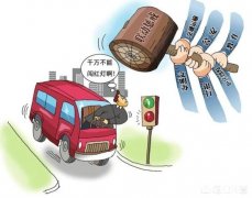 五座车坐了六人，包括俩孩子，违法不