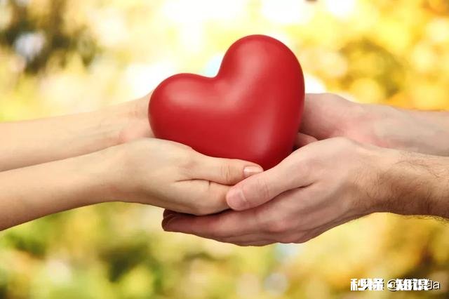 老人长期卧床侍候不动了，送养老中心又不忍心，怎么办