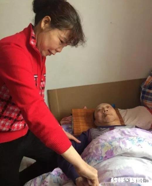 老人长期卧床侍候不动了，送养老中心又不忍心，怎么办