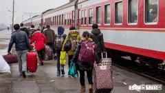 火车硬座要坐将近四十几个小时，你们是怎么度过的