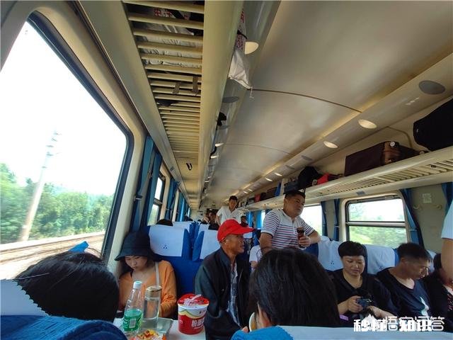 火车硬座要坐将近四十几个小时，你们是怎么度过的