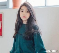 有一个十二岁的女孩喜欢我，我大她七岁，隔壁村的，她天天来找我，怎么办