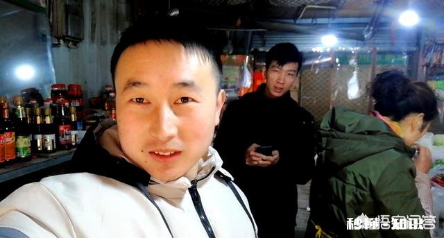 想请教各位，如果我有十万块，创业好，还是继续攒钱买房好