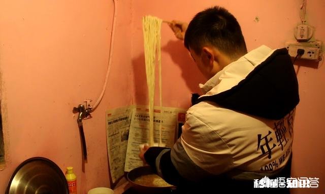 想请教各位，如果我有十万块，创业好，还是继续攒钱买房好