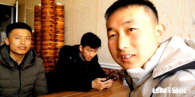 想请教各位，如果我有十万块，创业好，还是继续攒钱买房好