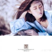 给女生拍照片，发现拍摄背景非常杂乱，摄影师应该怎么办