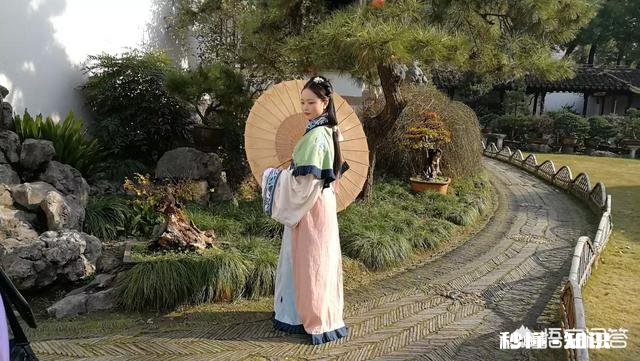 给女生拍照片，发现拍摄背景非常杂乱，摄影师应该怎么办