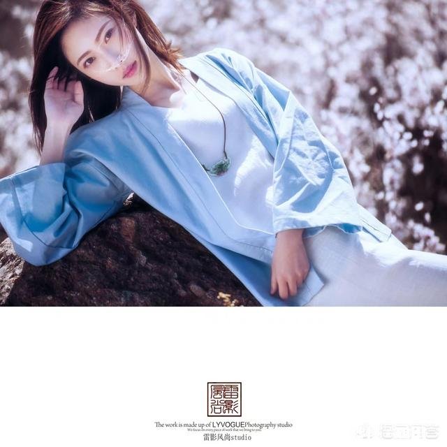 给女生拍照片，发现拍摄背景非常杂乱，摄影师应该怎么办