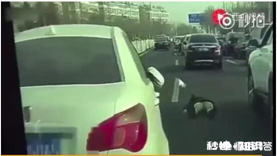 青岛一女子不满别车抢道下车打人，却被车主用木棍反击，如何看待此事