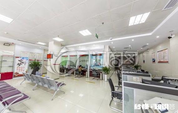 家长带孩子去银行办事，小孩扒填单台被砸身亡，银行应该负全责吗