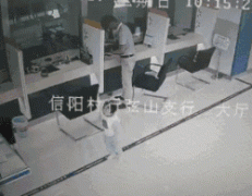 家长带孩子去银行办事，小孩扒填单台被砸身亡，银行应该负全责吗