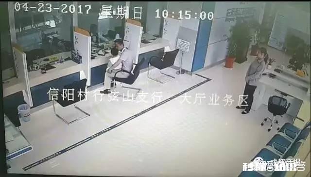 家长带孩子去银行办事，小孩扒填单台被砸身亡，银行应该负全责吗