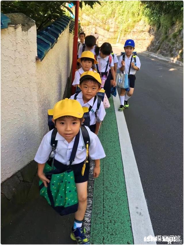 作为摄影爱好者，过年时有亲戚家的熊孩子摔坏了你的相机，删了重要的照片，你会怎么做