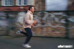 95年有辆10多万的车和20多万存款，没有房产，每天过得很迷茫很累，不想结婚生孩子，应该怎