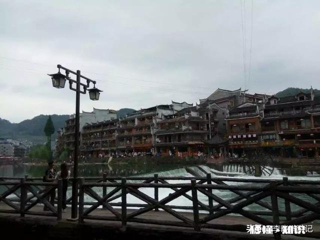 暑假去张家界旅游玩四、五天需要花费多少钱怎样更加省钱