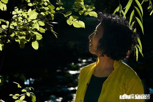 黑人?黑背景……怎么拍,能分出层次来