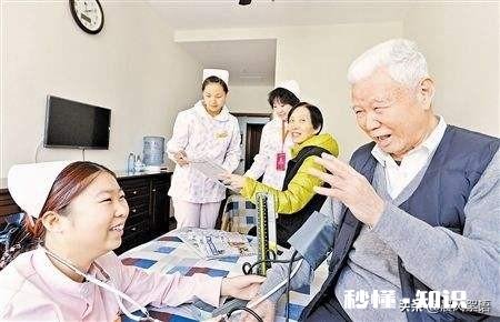 父亲年纪大，需要陪护，子女都要工作，送到敬老院，会被说不孝吗