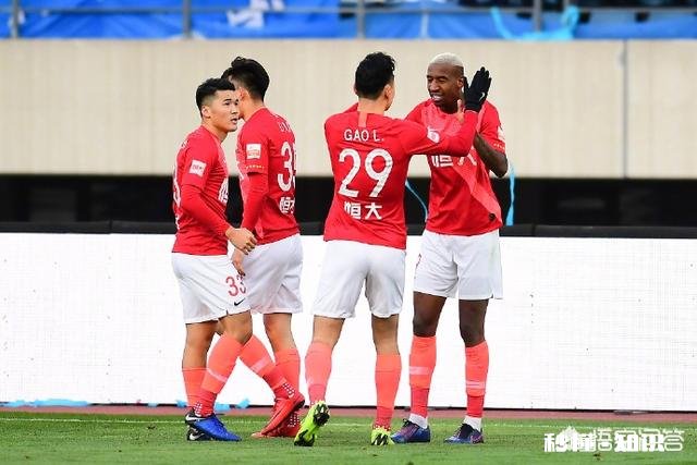 中超第4轮，广州富力发布了对阵恒大的海报：王牌斗王牌，你觉得谁会是真正的王牌