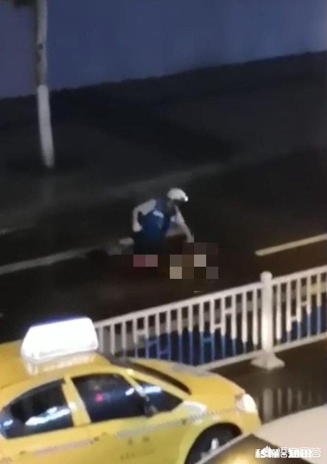 重庆男子当街刺死其妻子，声称其妻出轨，众围观路人无人强力制止。对此，你怎么看