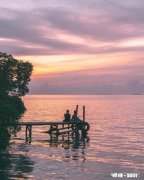 微信朋友圈里是自嗨加广告，真得，没有多少人关心你。你认为呢