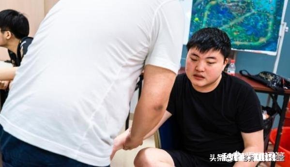 RNG没收全体队员手机，进行全封闭训练！25号赢了就S9，输了去S10，你怎么评价