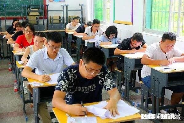 卫生事业单位,编外人员的薪水低于当地最低工资标准,且无劳动合同无保险,该怎么办