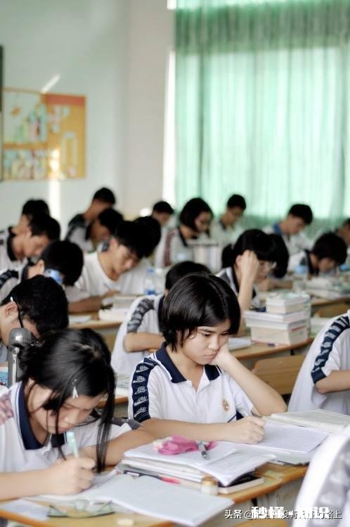 喜欢一个同班的男孩子，今年就中考了，要不要和他说清楚