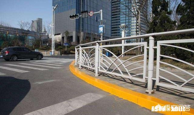 今天收到违停信息，想问问老司机们，开车时怎么知道该路段能不能停车