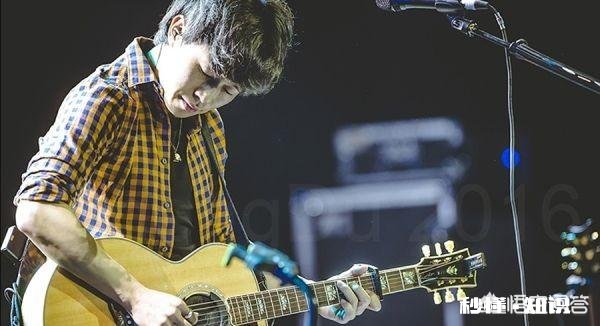 赵蕾的《成都》音乐想起时,为什么有种想流泪的感觉