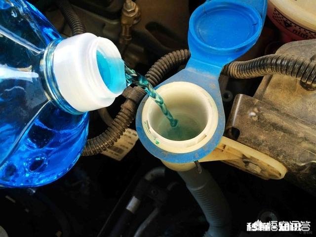 忘记换防冻玻璃水，玻璃水冻住了，应该怎么办