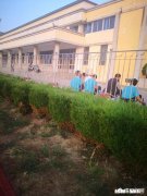 如果身在学校的普通班，同学学习氛围不浓厚，老师上课不起劲，怎么样在这种环境里学习